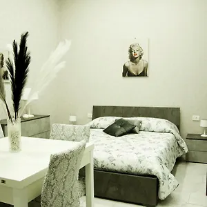 mincasa-nel-cuore-di-napoli.hotels-amalfi.com/